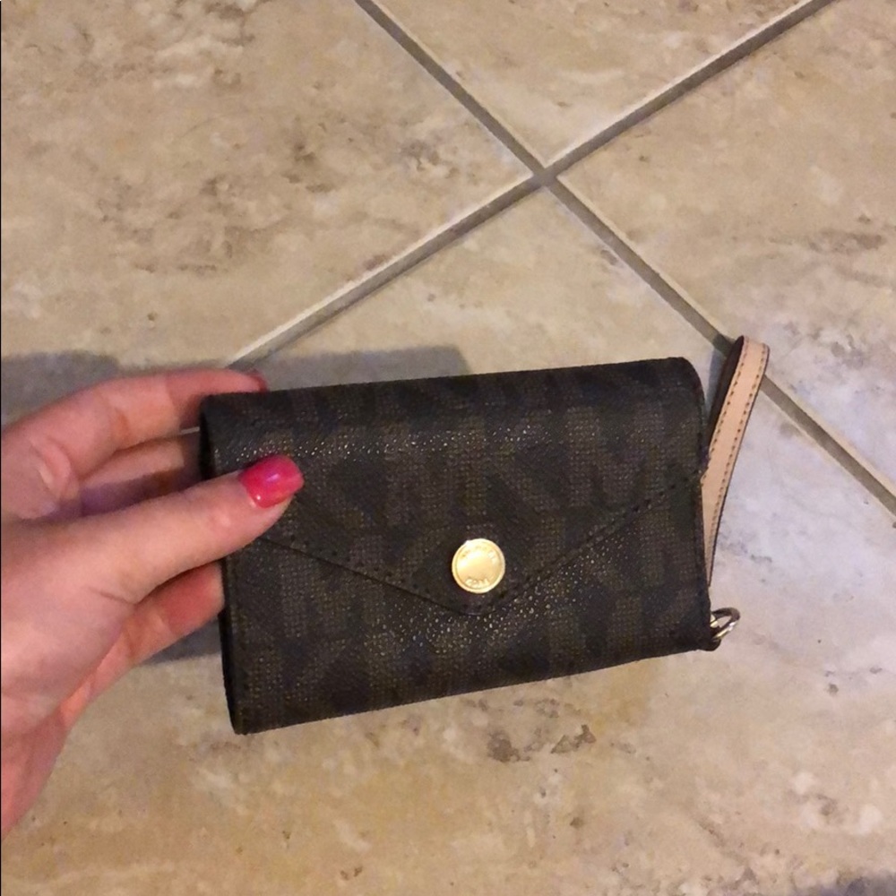 🚨MAKE OFFER🚨 Micheal Kors iPhone 5-6s Wristlet